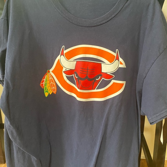 CHICAGO Sports Teams UNISEX Shirt BULLS 🏀BEARS 🏈BLACKHAWKS 🏒 NBA-NFL-NHL - Picture 5 of 8